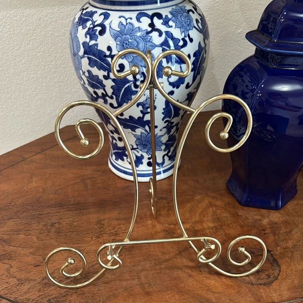 Elegant Gold Metal Display Stand